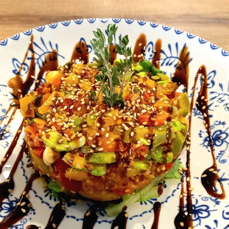 Tartar de aguacate y salmón Servicio de catering en Huma Cafeteria Salou