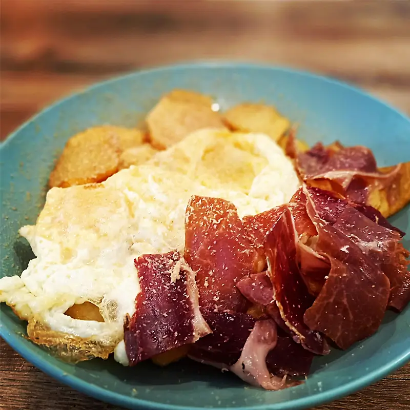 Huevos estrellados con jamón Servicio de catering en Huma Cafeteria Salou