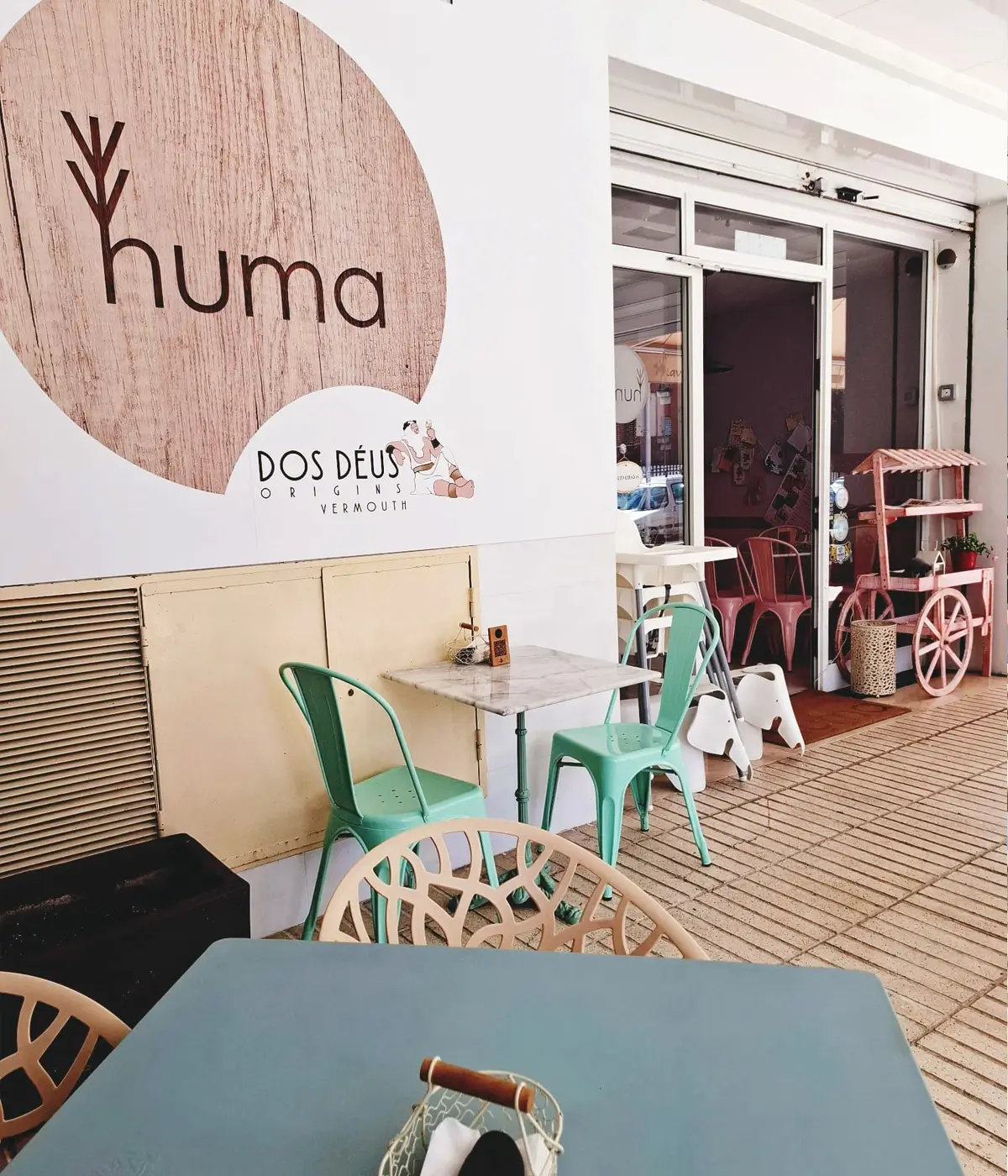 Terraza exterior de Cafetería Huma junto a la entrada del establecimiento