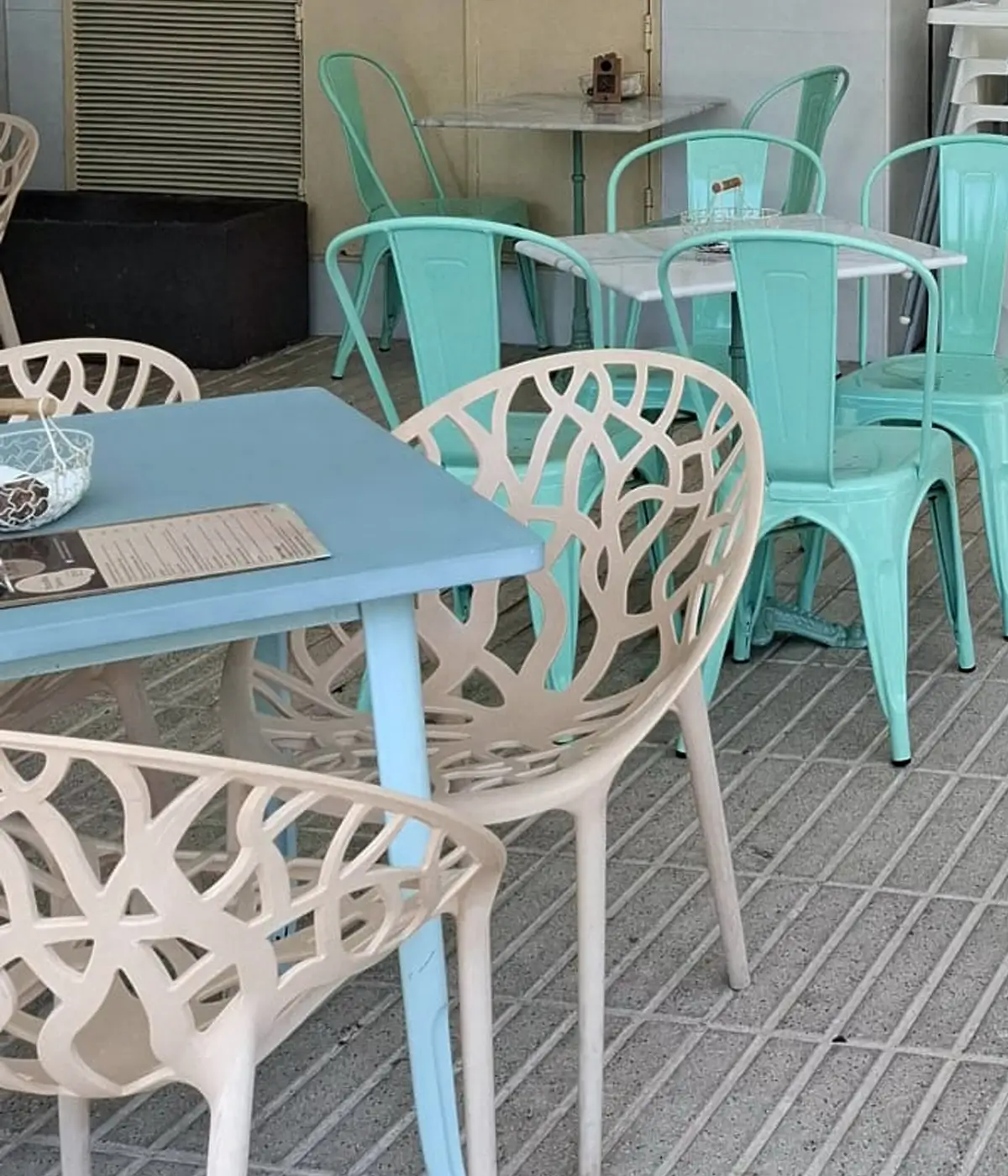 Mesas en Terraza de Cafetería Huma con ambiente luminoso y acogedor