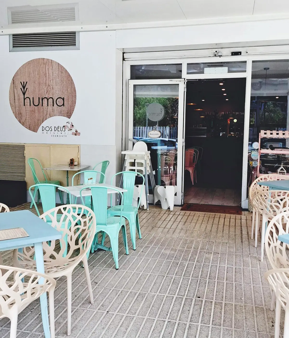 Entrada principal de Cafetería Huma con terraza en Salou