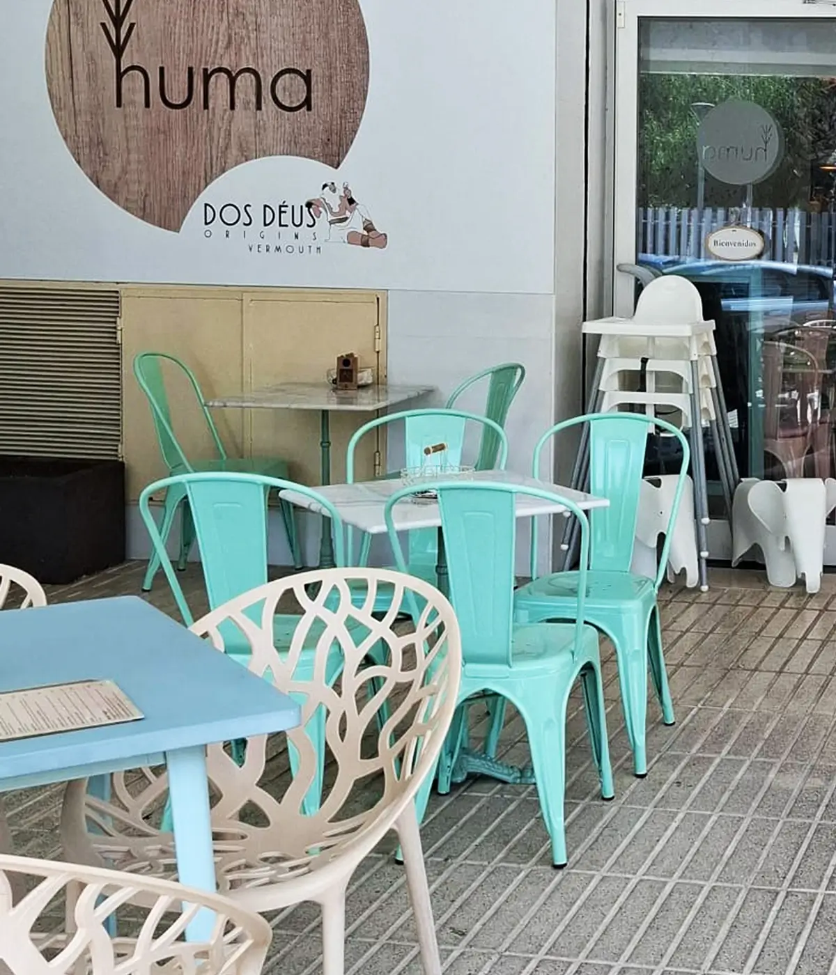 Espacio exterior de Cafetería Huma con mesas y ambiente familiar