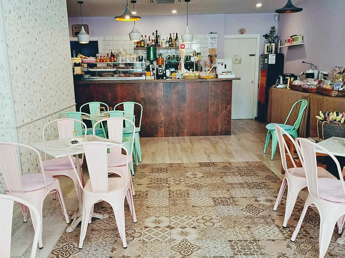 nterior de Cafetería Huma con barra y zona de mesas para desayunos en Salou