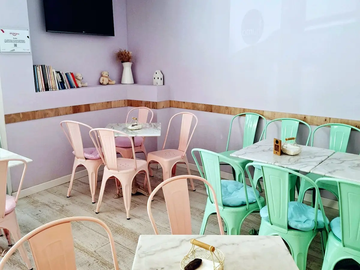 Comedor interior de Cafetería Huma con mesas para desayunos, meriendas y comidas en Salou