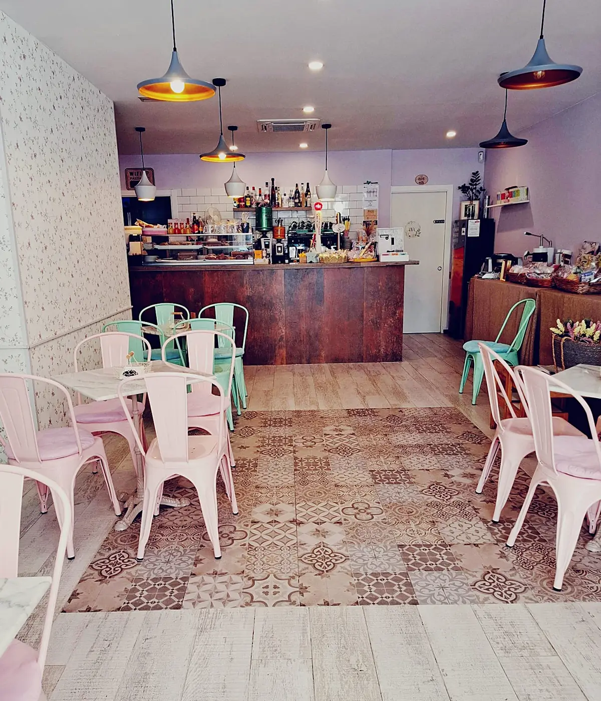 Interior de Cafetería Huma con zona de mesas y ambiente acogedor