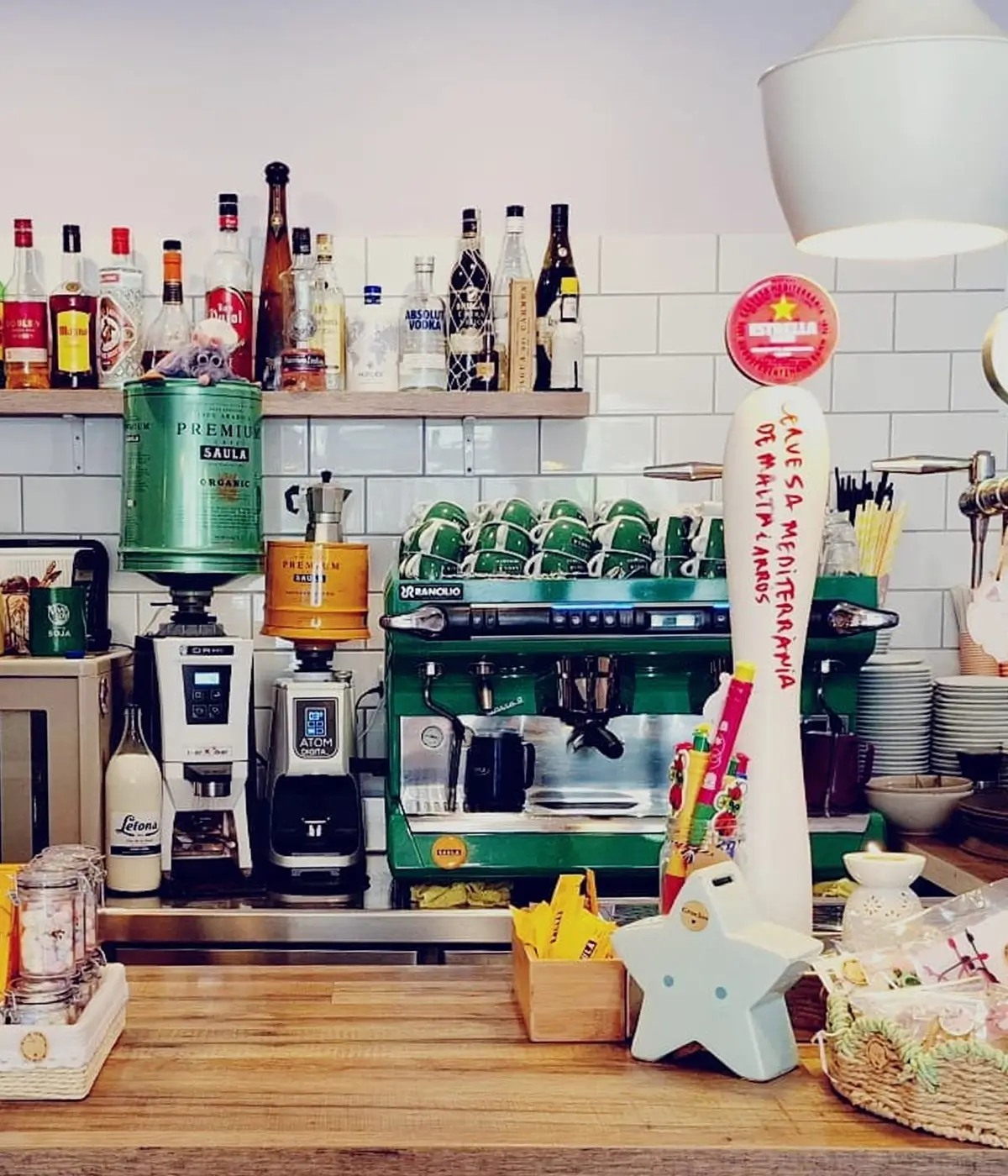 Barra de cafetería con selección de bebidas y café en Cafetería Huma