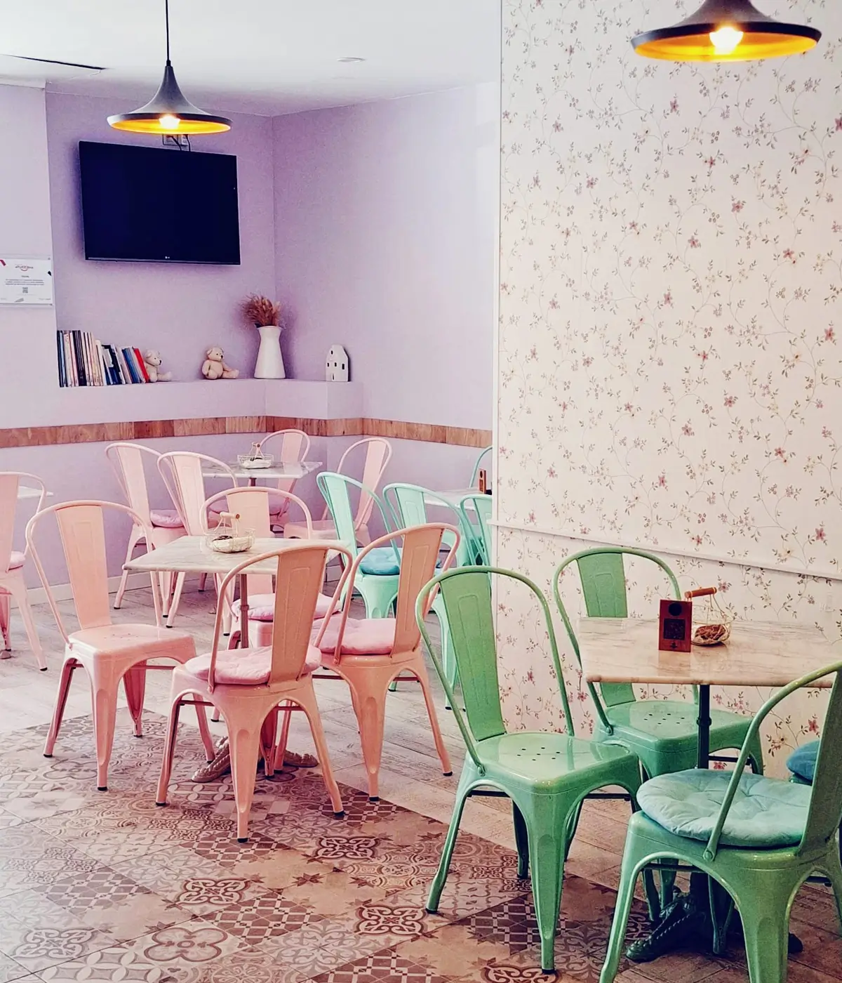 Comedor interior de Cafetería Huma con mesas para desayunos y meriendas