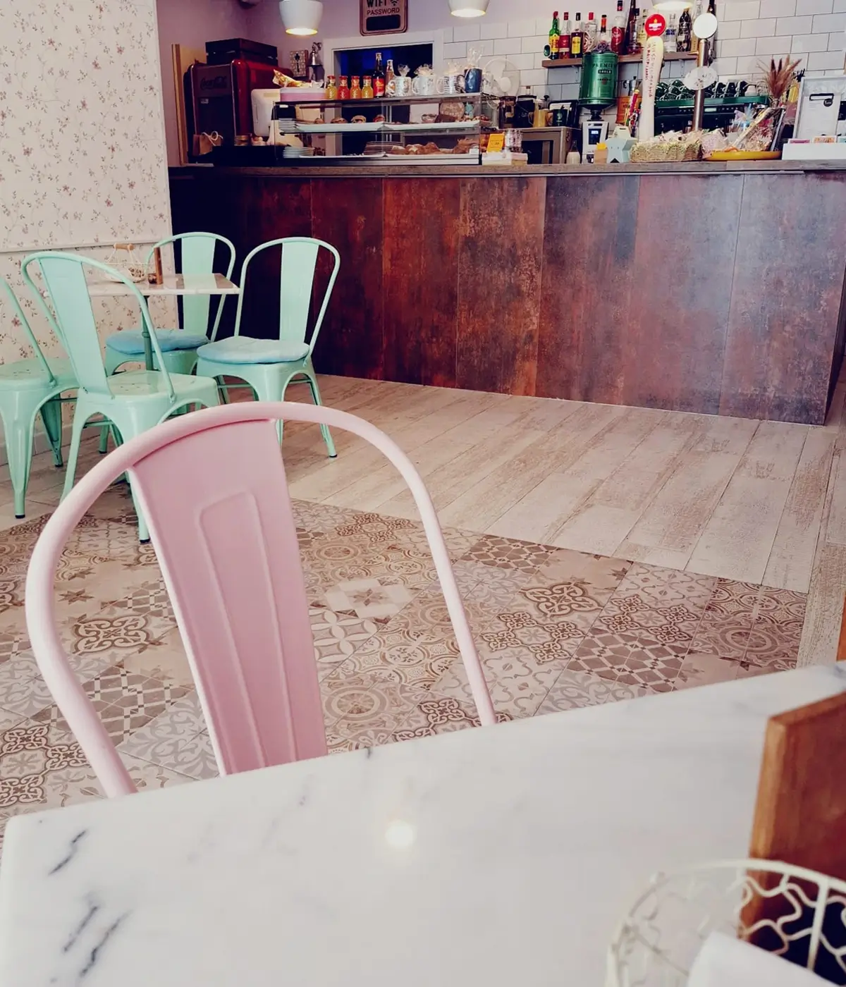 Zona de mesas y barra de Cafetería Huma con decoración moderna