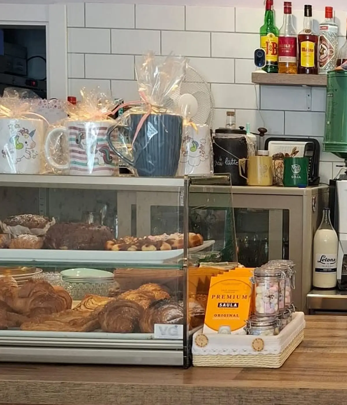Vitrina con bollería artesanal y productos recién horneados en Cafetería Huma
