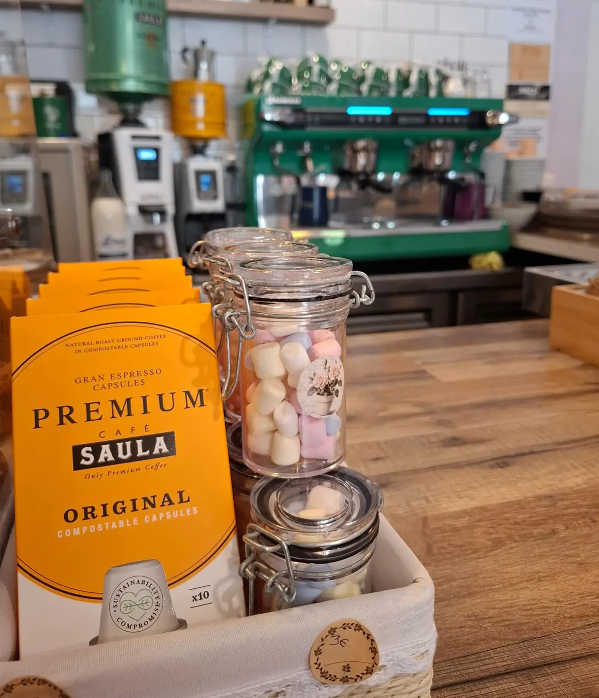 Café y detalle de la barra de Cafetería Huma en Salou