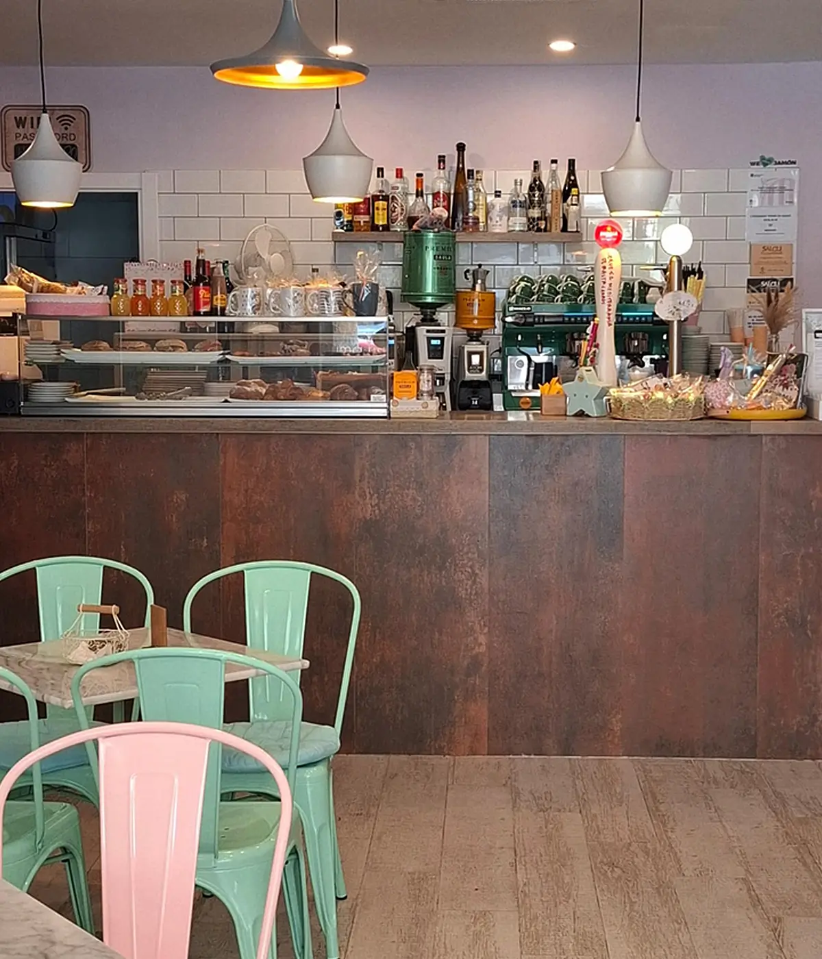 Barra de Cafetería Huma preparada para ofrecer cafés y bebidas