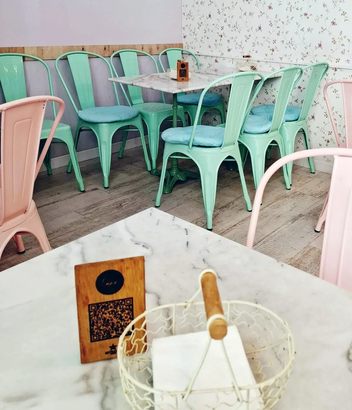Detalle de una mesa en Cafetería Huma con decoración y servicio