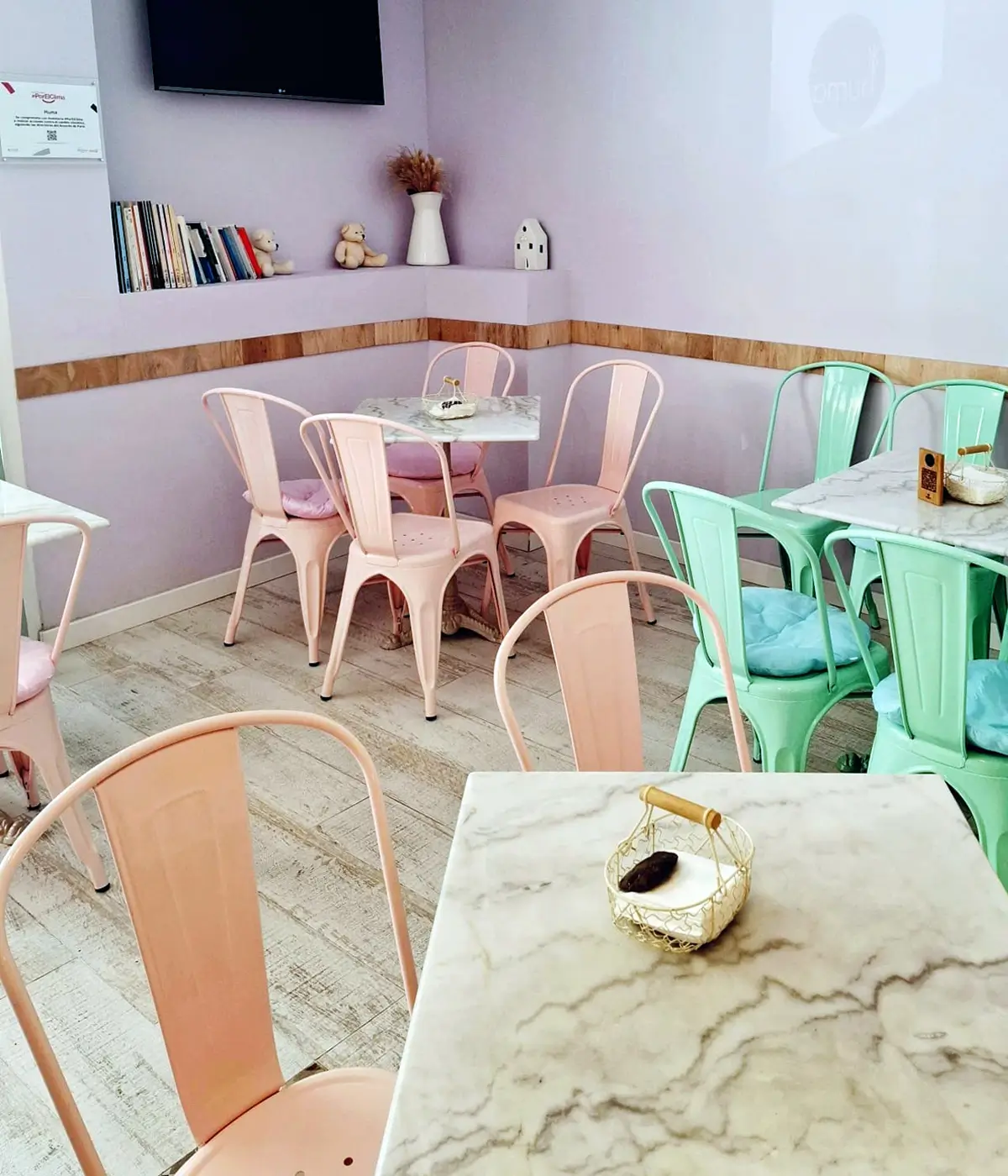 Café servido en una mesa del interior de Cafetería Huma