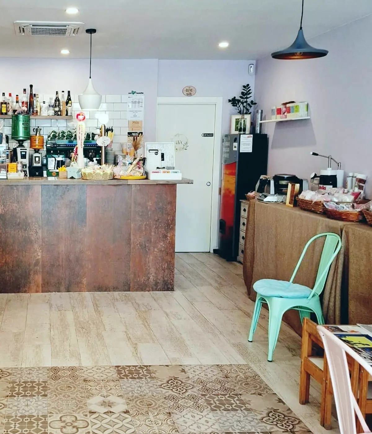 12 Vista general de la barra y zona de atención de Cafetería Huma